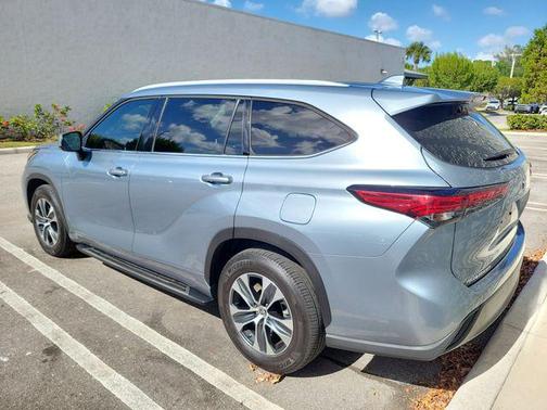 Moon Dust 2022 Toyota Highlander XLE