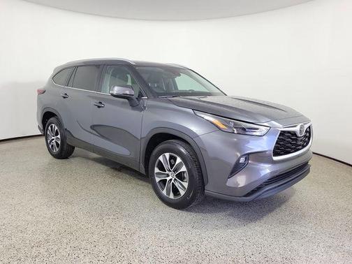 Magnetic Gray Metallic 2025 Toyota Highlander XLE
