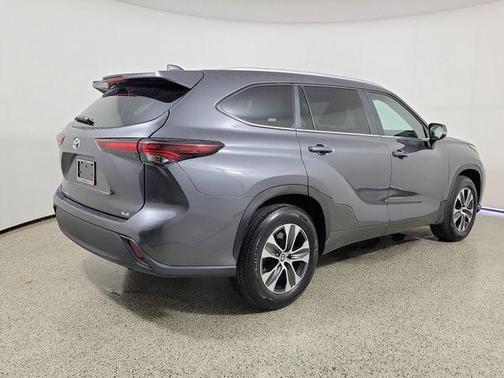 Magnetic Gray Metallic 2025 Toyota Highlander XLE
