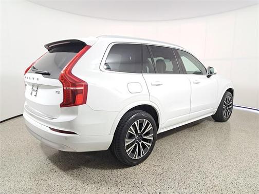 2022 Volvo XC90 T5 Momentum