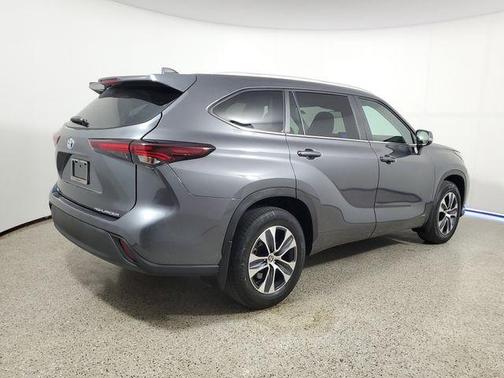 Magnetic Gray Metallic 2024 Toyota Highlander Hybrid XLE