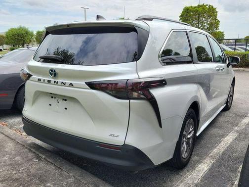 Wind Chill Pearl 2025 Toyota Sienna XLE