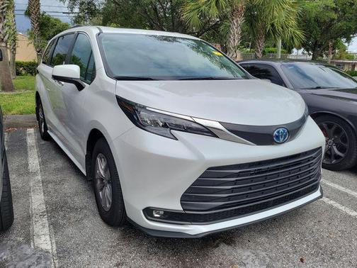 Wind Chill Pearl 2025 Toyota Sienna XLE