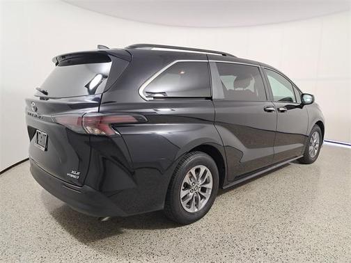 2023 Toyota Sienna XLE 8 Passenger