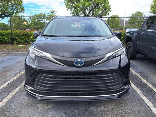 2023 Toyota Sienna XLE 8 Passenger