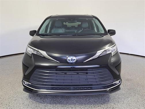2023 Toyota Sienna XLE 8 Passenger