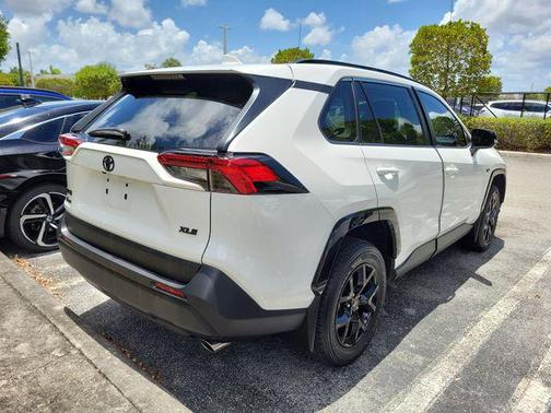Ice Cap 2024 Toyota RAV4 XLE