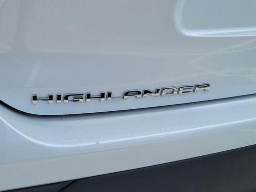 Wind Chill Pearl 2025 Toyota Highlander XLE
