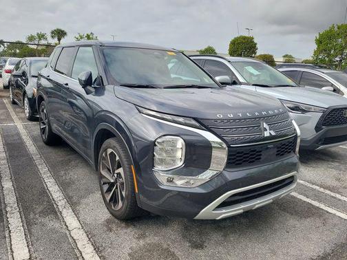 Gray 2024 Mitsubishi Outlander SE 2.5 2WD