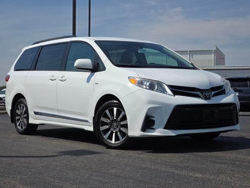 2018 Toyota Sienna LE