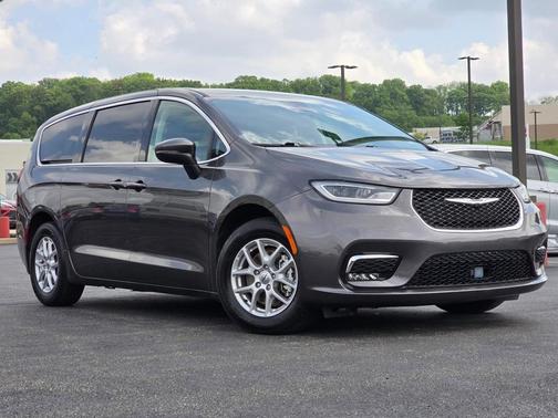 2023 Chrysler Pacifica Touring-L