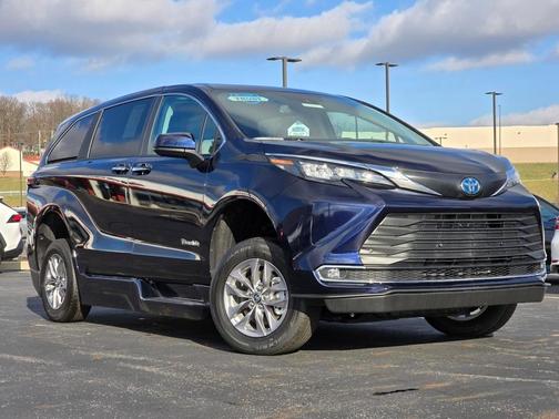 2024 Toyota Sienna XLE