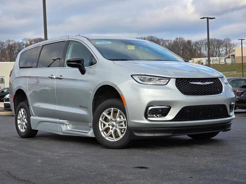 2024 Chrysler Pacifica Touring-L