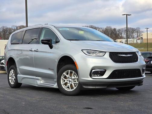 2024 Chrysler Pacifica Touring-L