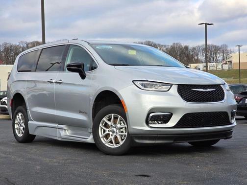 2024 Chrysler Pacifica Touring-L