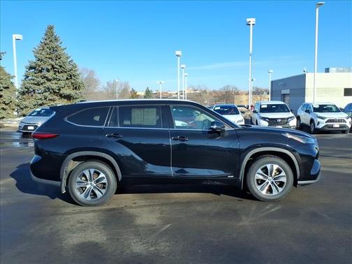 2022 Toyota Highlander Hybrid XLE