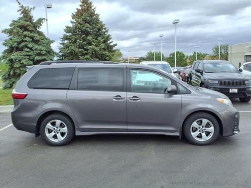 2018 Toyota Sienna LE