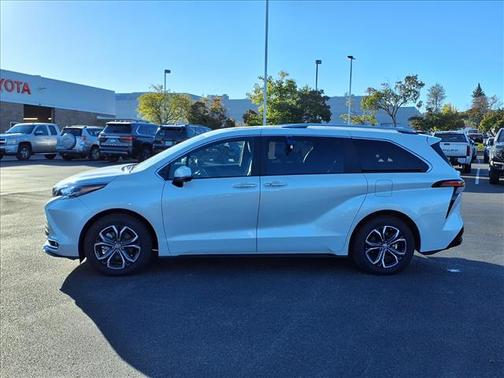 2025 Toyota Sienna Platinum 7 Passenger
