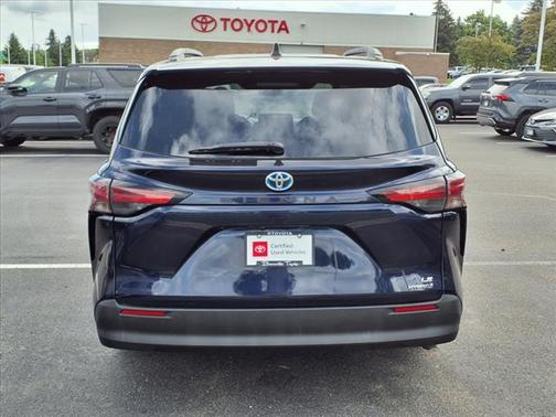 2022 Toyota Sienna LE