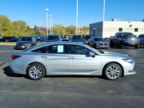 2022 Toyota Avalon Hybrid XLE