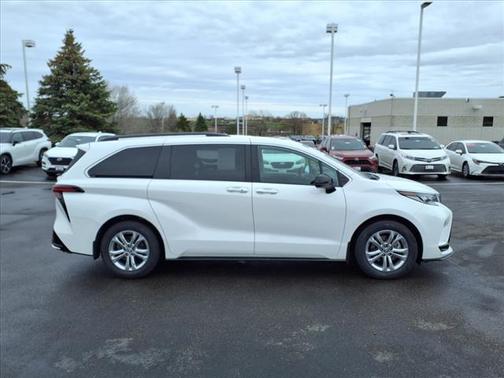 2022 Toyota Sienna XSE 7 Passenger