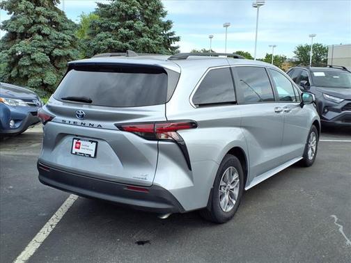 2022 Toyota Sienna LE