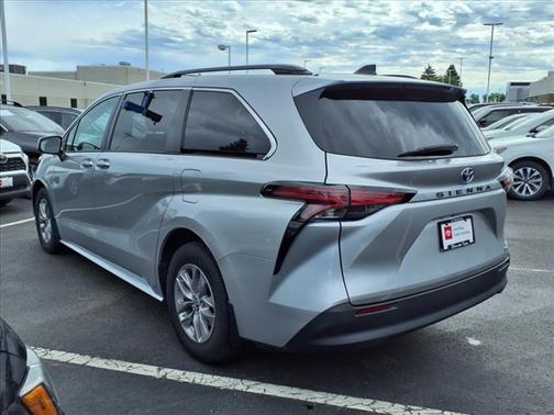 2022 Toyota Sienna LE