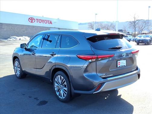 2022 Toyota Highlander Hybrid Platinum