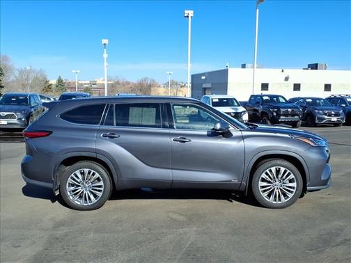 2022 Toyota Highlander Hybrid Platinum