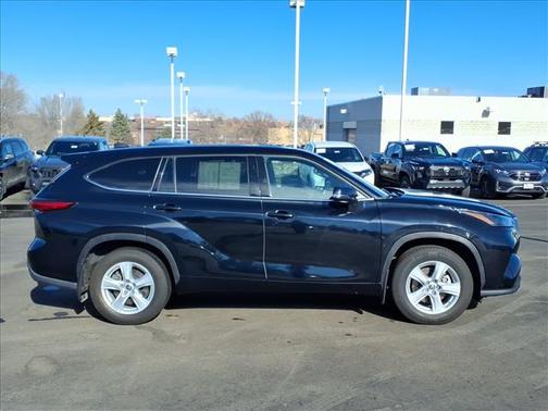 2022 Toyota Highlander LE
