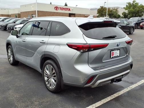 2022 Toyota Highlander Hybrid Platinum