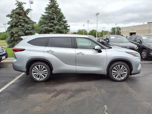 2022 Toyota Highlander Hybrid Platinum