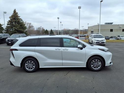 2025 Toyota Sienna XLE
