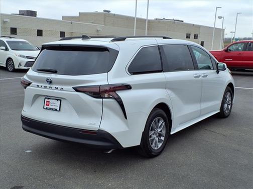 2025 Toyota Sienna XLE