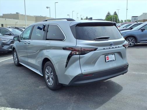 2025 Toyota Sienna LE