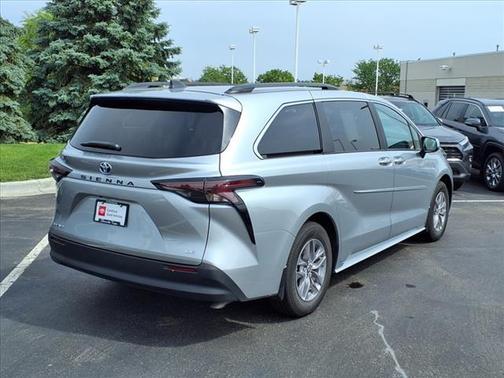 2025 Toyota Sienna LE