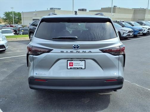 2025 Toyota Sienna LE