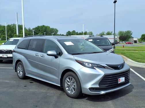 2025 Toyota Sienna LE