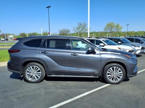 2022 Toyota Highlander Hybrid Platinum