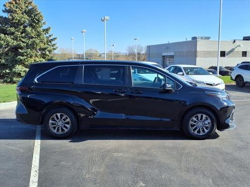 2023 Toyota Sienna LE
