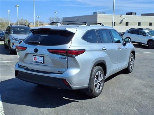 2022 Toyota Highlander Hybrid XLE