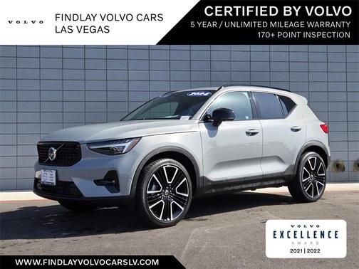 2024 Volvo XC40 B5 Ultimate Dark Theme
