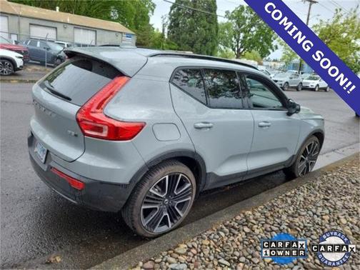 2024 Volvo XC40 B5 Ultimate Dark Theme