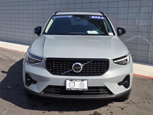 2024 Volvo XC40 B5 Ultimate Dark Theme