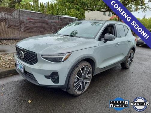 2024 Volvo XC40 B5 Ultimate Dark Theme