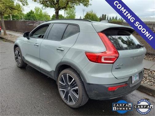 2024 Volvo XC40 B5 Ultimate Dark Theme