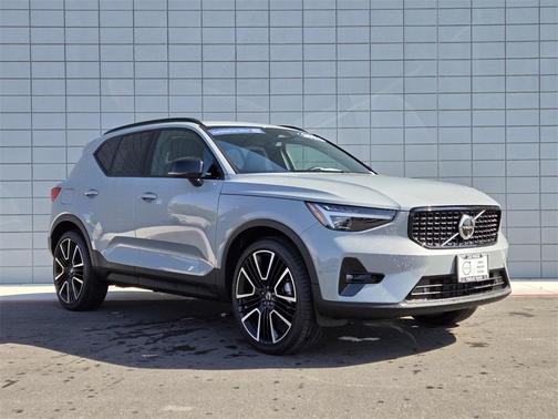 2024 Volvo XC40 B5 Ultimate Dark Theme