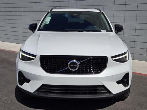 2025 Volvo XC40 B5 Ultra Dark Theme