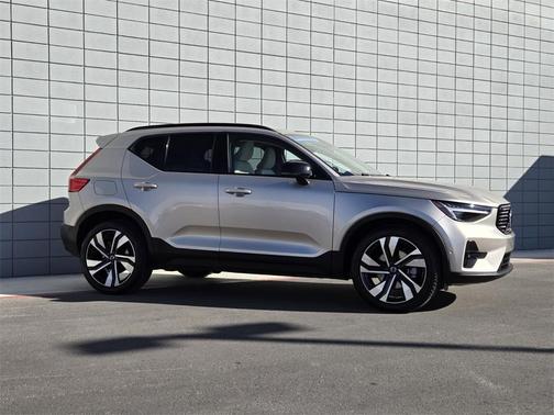 2023 Volvo XC40 B5 Ultimate Dark Theme