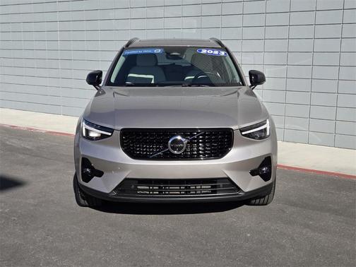 2023 Volvo XC40 B5 Ultimate Dark Theme
